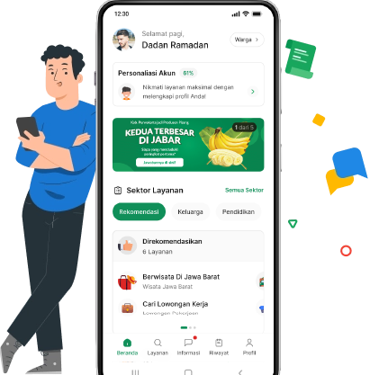 Laki-laki berbaju biru memegang handphone membuka aplikasi sapawarga
